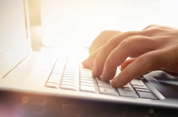 Las manos del hombre escribiendo en el teclado del ordenador portátil — Foto de Stock