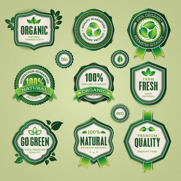 Ensemble de badges et étiquettes bio et naturels — Image vectorielle