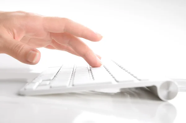 La mano de la mujer escribiendo en el teclado de la computadora — Foto de Stock