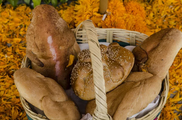 Pão em um dia mexicano do altar de oferendas morto — Fotografia de Stock