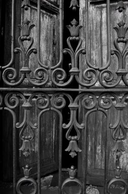 Bir penceredeki Ajur metal ızgara