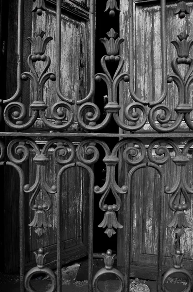 Rejilla de metal calado en una ventana —  Fotos de Stock