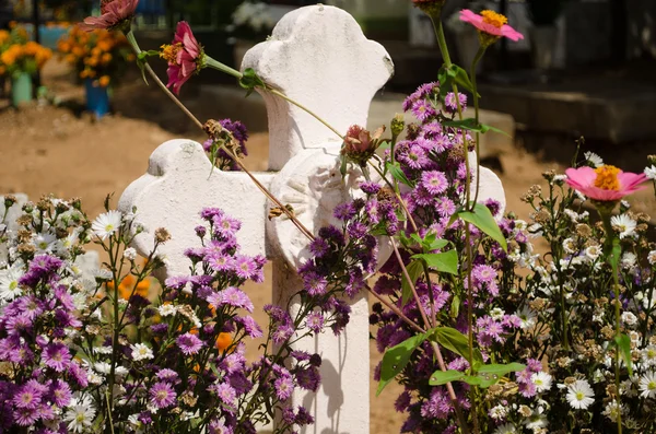 Cross with flowers — Stock Photo, Image