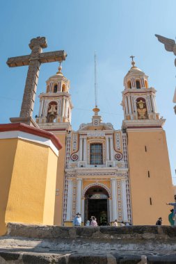 CHOLULA, PUEBLA, MEXICO-JANUARY 1, 2022: Santuario de la Virgen de los Remedios 'un manzarası, Gran Pirmide de Cholula' nın tepesindeki ünlü katolik tapınağı