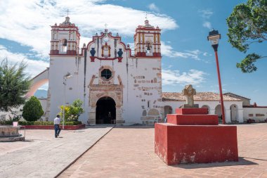 TEOTITLAN DEL VALLE, OAXACA, MEXICO - 23 Mayıs 2022: Teotitlan del Valle, Meksika 'da güneşli bir günde Preciosa Sangre de Cristo Kilisesi Cephesi