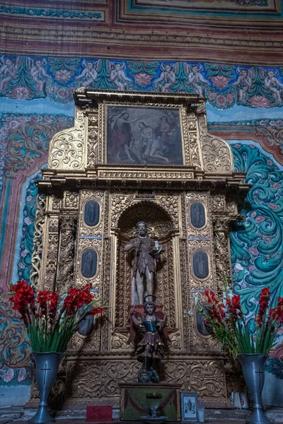 TEOTITLAN DEL VALLE, OAXACA, MEXICO - 23 Mayıs 2022: Teotitlan del Valle, Oaxaca, Meksika 'daki Preciosa Sangre de Cristo Kilisesi' nin iç mekanı