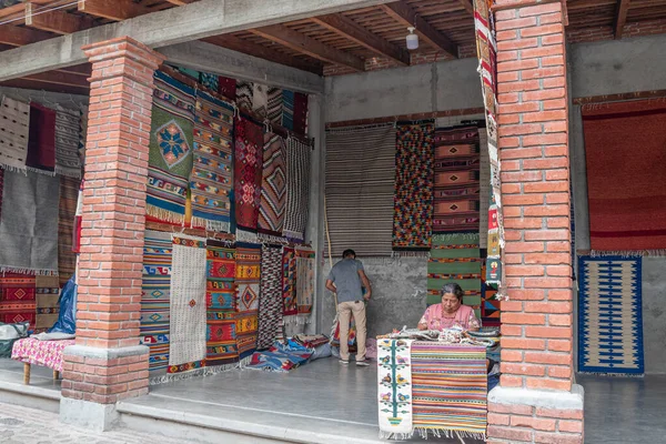 Teotitlan Del Valle Oaxaca Mexico Maj 2022 Kobieta Sprzedająca Tradycyjne — Zdjęcie stockowe