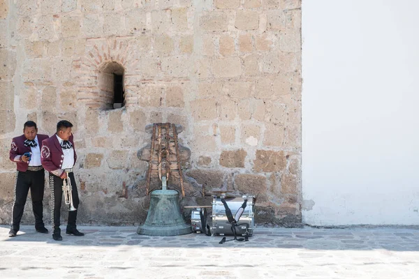 Tlacolula Oaxaca Messico Maggio 2022 Membri Mariachi Attesa Fuori Parroquia — Foto Stock