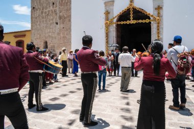 TLACOLULA, OAXACA, MEXICO - 23 Mayıs 2022: Mariachi, Tlacolula, Meksika 'da güneşli bir günde Parroquia Santa Maria de la Asuncion' un dışında oynuyor