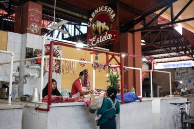 TLACOLULA, OAXACA, MEXICO - 23 MAYIS 2022: Tlacolula, Oaxaca, Meksika 'daki kasap dükkanındaki satıcılar ve kostümcülerle