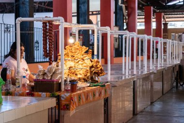 TLACOLULA, OAXACA, MEXICO - 23 MAYIS 2022: Tlacolula, Oaxaca, Meksika 'daki pazarın iç kesimlerinde kırıcı satıcılar