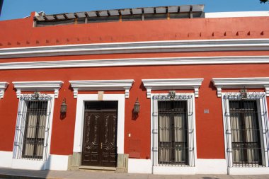 OAXACA, OAXACA, MEXICO - 24 Mayıs 2022: Oaxaca, Meksika 'da tipik ve kırmızı bir evin cephesi