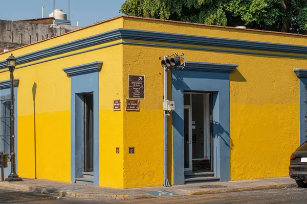 Oaxaca Oaxaca Mexico Maj 2022 Fasada Typowego Żółto Niebieskiego Domu — Zdjęcie stockowe