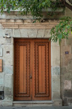 OAXACA, OAXACA, MEXICO - 24 Mayıs 2022: Oaxaca, Meksika 'da tarihi bir binanın antik ahşap kapısı