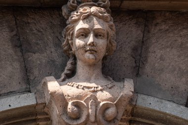 OAXACA, OAXACA, MEXICO - 24 Mayıs 2022: Meksika 'nın Oaxaca kentindeki Teatro Makedonio Alcala' nın dış heykellerinden biri. Bu tiyatro 1909 Ağustos 'unda inşa edildi.