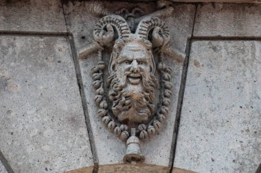 OAXACA, OAXACA, MEXICO - 24 Mayıs 2022: Meksika, Oaxaca 'daki Teatro Makedonio Alcala' nın pencerelerinden birinin ayrıntıları. Bu tiyatro 1903 'te inşa edildi.