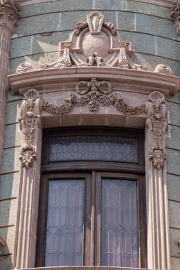 OAXACA, OAXACA, MEXICO - 24 Mayıs 2022: Meksika, Oaxaca 'daki Teatro Makedonio Alcala' nın pencerelerinden birinin ayrıntıları. Bu tiyatro 1909 Ağustos 'unda inşa edildi.
