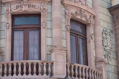 OAXACA, OAXACA, MEXICO - 24 Mayıs 2022: Meksika, Oaxaca 'daki Teatro Makedonio Alcala' nın pencerelerinin ayrıntıları. Bu tiyatro 1903 'te inşa edildi.