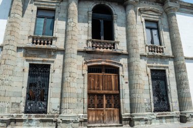 OAXACA, OAXACA, MEXICO - 24 Mayıs 2022: Oaxaca, Meksika 'da güneşli bir günde Universidad Autonoma Benito Juarez de Oaxaca' nın merkez binası cephesi