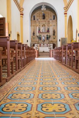 SAN BARTOLO COYOTEPEC, OAXACA - 25 Mayıs 2022: San Bartolome Apostol 'un San Bartolo Coyotepec, Oaxaca, Meksika' daki bankları ve başlıca sunağı