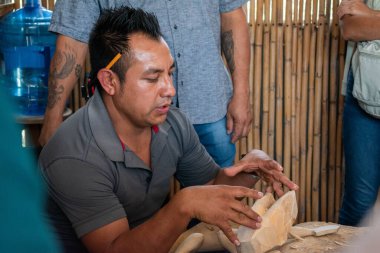 SAN MARTIN TILCAJETE, OAXACA, MEXICO - 25 Mayıs 2022: Latin adam Oaxaca 'nın tipik bir zanaatı, San Martin Tilcajete, Oaxaca, Meksika' daki Jacobo & Maria Angeles Studio 'da