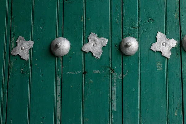 Detail Wooden Green Antique Door Ironwork Decorations — Stock Photo, Image