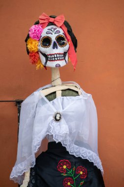 XICO, VERACRUZ, MEXICO-26 Ekim 2021: Veracruz 'dan geleneksel giysiler giymiş iskelet. Meksika Ölüler Günü için Meksika Madalyası Xico, Veracruz, Meksika