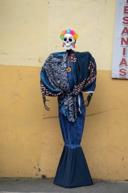 XICO, VERACRUZ, MEXICO-ECTOBER 26 Ekim 2021: Meksika 'nın sihirli bir kasabası olan Xico, Veracruz' da şık mavi bir elbise giymiş iskelet. Meksika Ölüler Günü için dekorasyon.