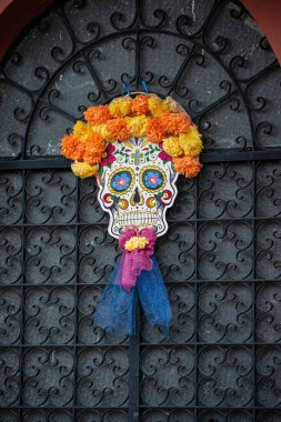 XICO, VERACRUZ, MEXICO - 26 Ekim 2021: Meksika 'nın Veracruz şehrinde Meksika Ölüler Günü' nün madalyası olarak sarı ve turuncu çiçekli kafatası