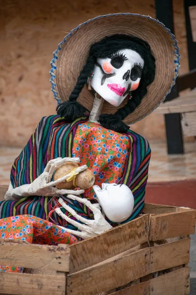 Xico Veracruz メキシコ 2021年10月26日 メキシコ ベラクルスでのメキシコの死者の日の装飾として 伝統的な衣類やボトルに身を包んだスケルトン — ストック写真