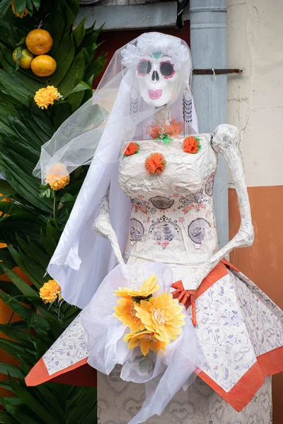 XICO, VERACRUZ, MEXICO - 26 Ekim 2021: Meksika Xico, Veracruz, Meksika 'da Geleneksel Meksika Ölüler Günü dekorasyonunda gelin kılığında iskelet