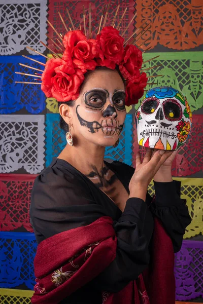 Retrato Mulher Mexicana Maquiagem Tradicional Traje Catrina Segurando Crânio Colorido — Fotografia de Stock