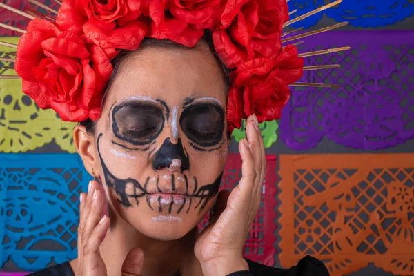 Närbild Porträtt Mexikanska Kvinna Traditionell Make Och Catrina Kostym Färgglada — Stockfoto