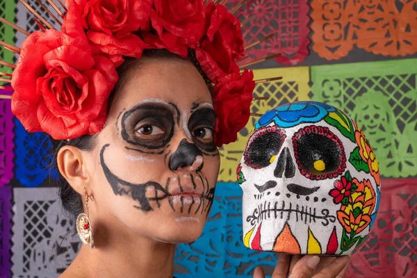 Retrato Mulher Mexicana Maquiagem Tradicional Traje Catrina Segurando Crânio Colorido — Fotografia de Stock
