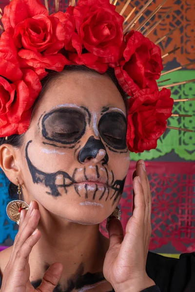 Close Retrato Mulher Mexicana Maquiagem Tradicional Traje Catrina Fundo Papel — Fotografia de Stock