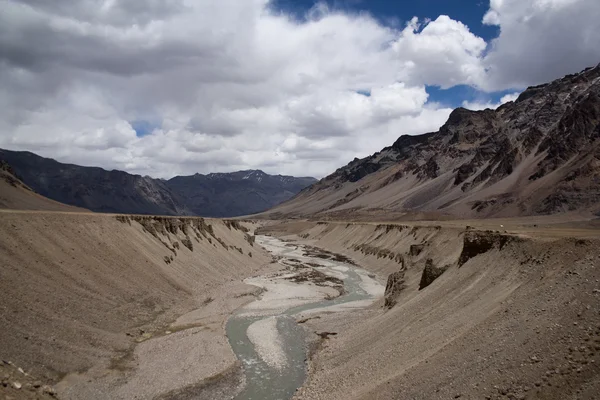 Гірська річка в Sarchu — стокове фото