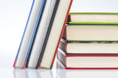 Beyaz üzerine izole kitap yığını