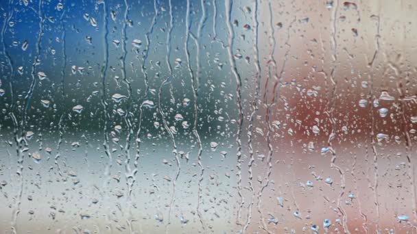 Regndroppar på fönsterglaset — Stockvideo