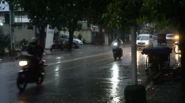 Bangalore, Karnataka, Hindistan - 29 Kasım 2021: Yağmurlu bir şehir, Trafiği Yağmurda Taşıma