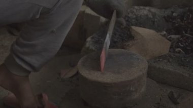 Demirci atölyede çalışıyor.