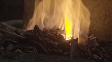 Demirci atölyede çalışıyor.