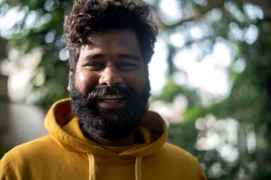 Bir erkek modelin mutlu gülen yüzü, Hintli bir erkek modelin yakın plan fotoğrafı.