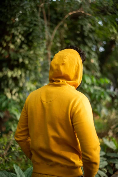 Yellow Hooded Man Walking Public Park — 图库照片