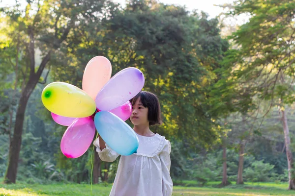 Porträt Eines Mädchens Das Park Mit Bunten Spielzeugballons Spielt — Stockfoto