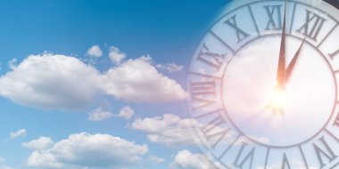 Mavi gökyüzünde iki kat saat görüntüsü. Zaman geçişi kavramı.