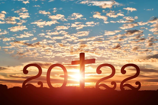 Sylwetka Chrześcijańskiego Krzyża 2022 Roku Tle Zachodu Słońca Koncepcja Chrześcijan — Zdjęcie stockowe