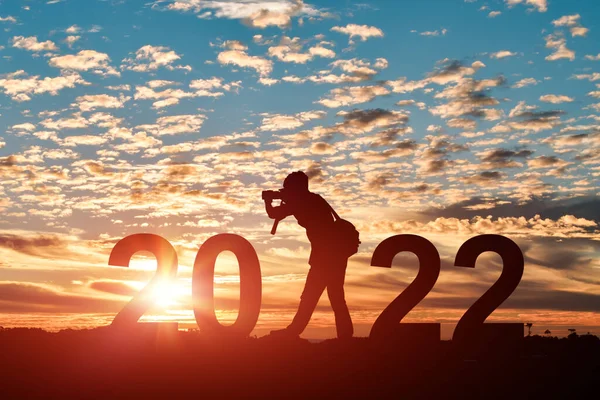 2022年 摄影师在日出或日落背景下拍照的轮廓 新的一年 2022年 — 图库照片