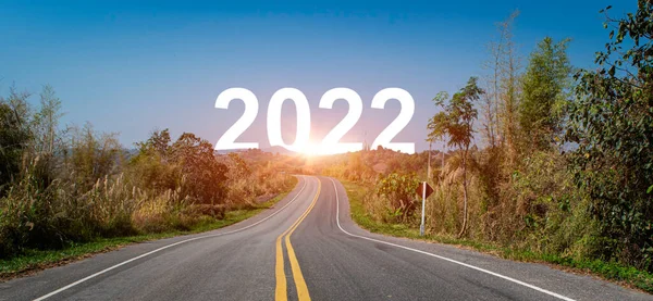 Слово 2022 Позаду Гори Природний Ландшафт Асфальтована Дорога Ведуть Вперед — стокове фото