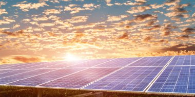 Günbatımı gökyüzü arka planına karşı güneş paneli, fotovoltaik, alternatif elektrik kaynağı, yenilenebilir enerji modülleri. Enerji sürdürülebilir kaynakları kavramı