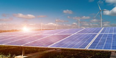 Güneş paneli, günbatımında gökyüzü arka planında rüzgar türbini var. Fotovoltaik, alternatif elektrik kaynağı. Sürdürülebilir kaynaklar kavramı.